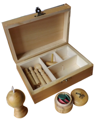 boîte en bois avec de mini jeux en bois
