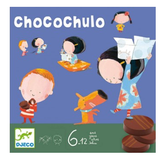 les enfants gourmant de choco jouent sur la couverture
